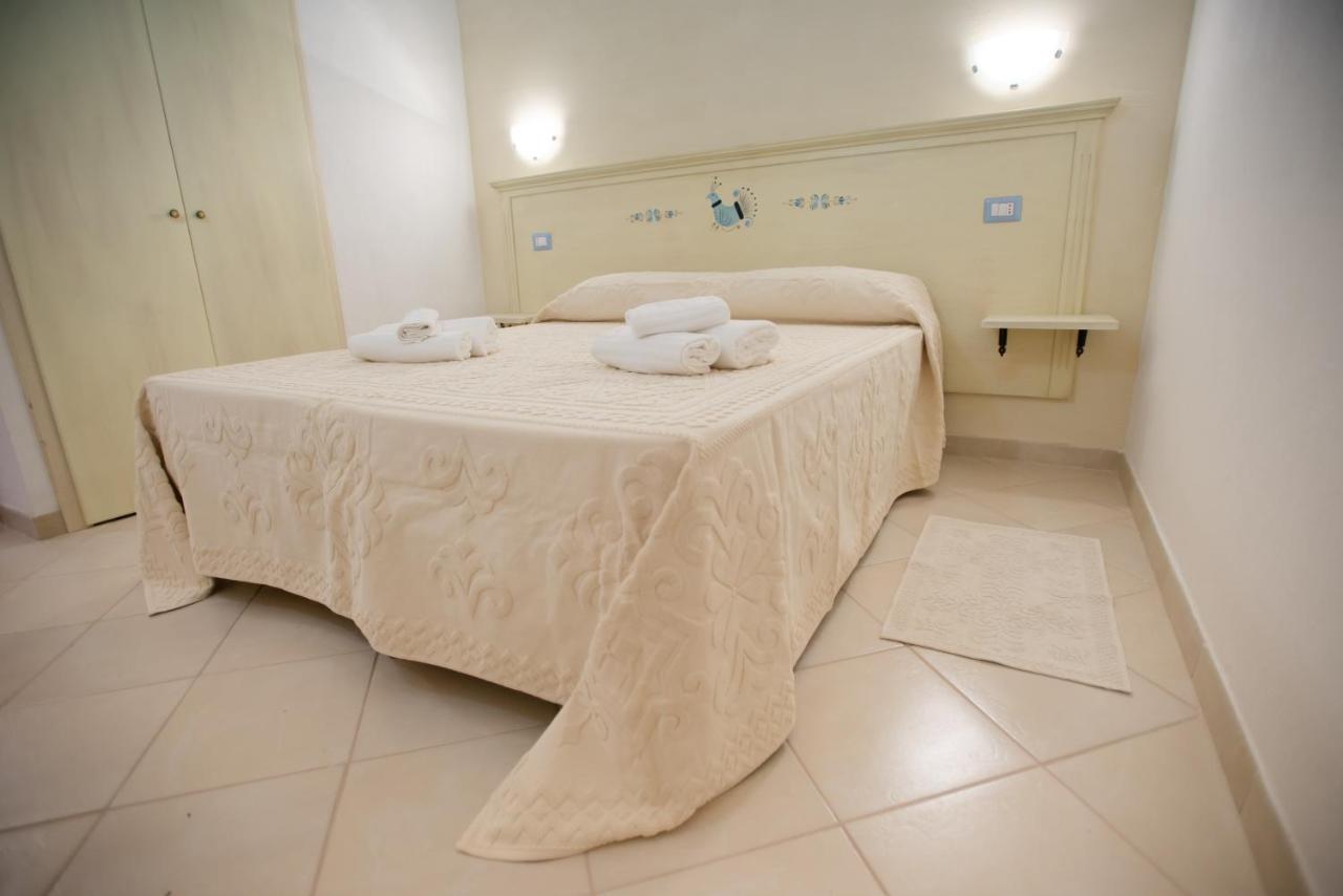 Baia Delle Mimose Aparthotel Badesi Exterior photo