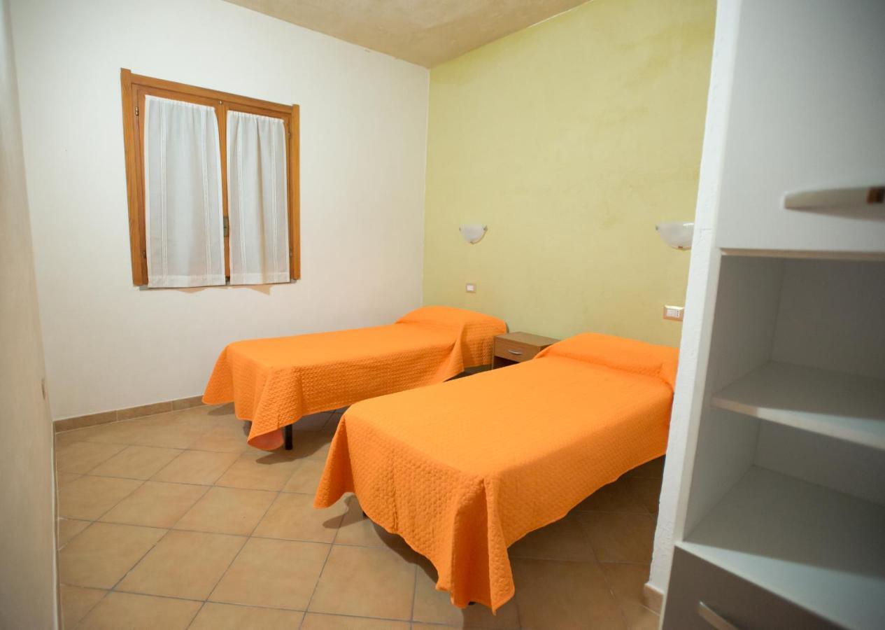 Baia Delle Mimose Aparthotel Badesi Exterior photo